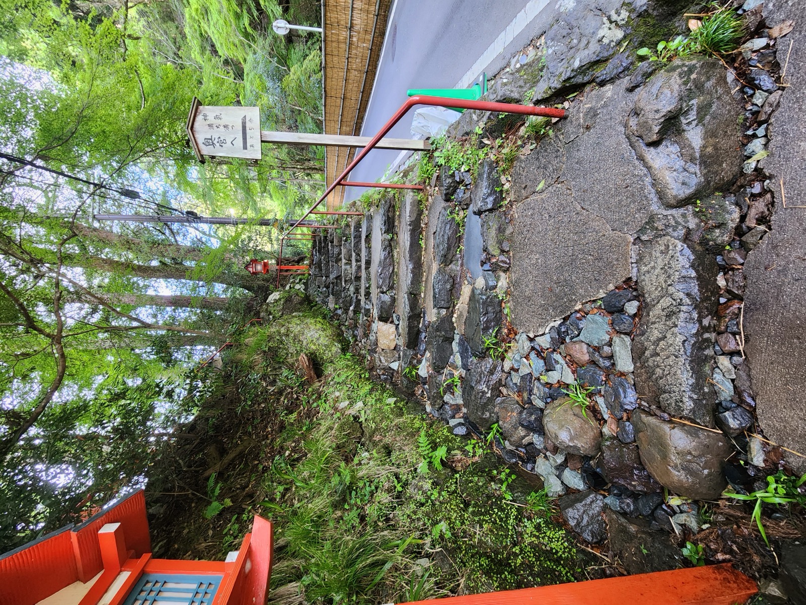 施工前：中宮の道路脇の石段。