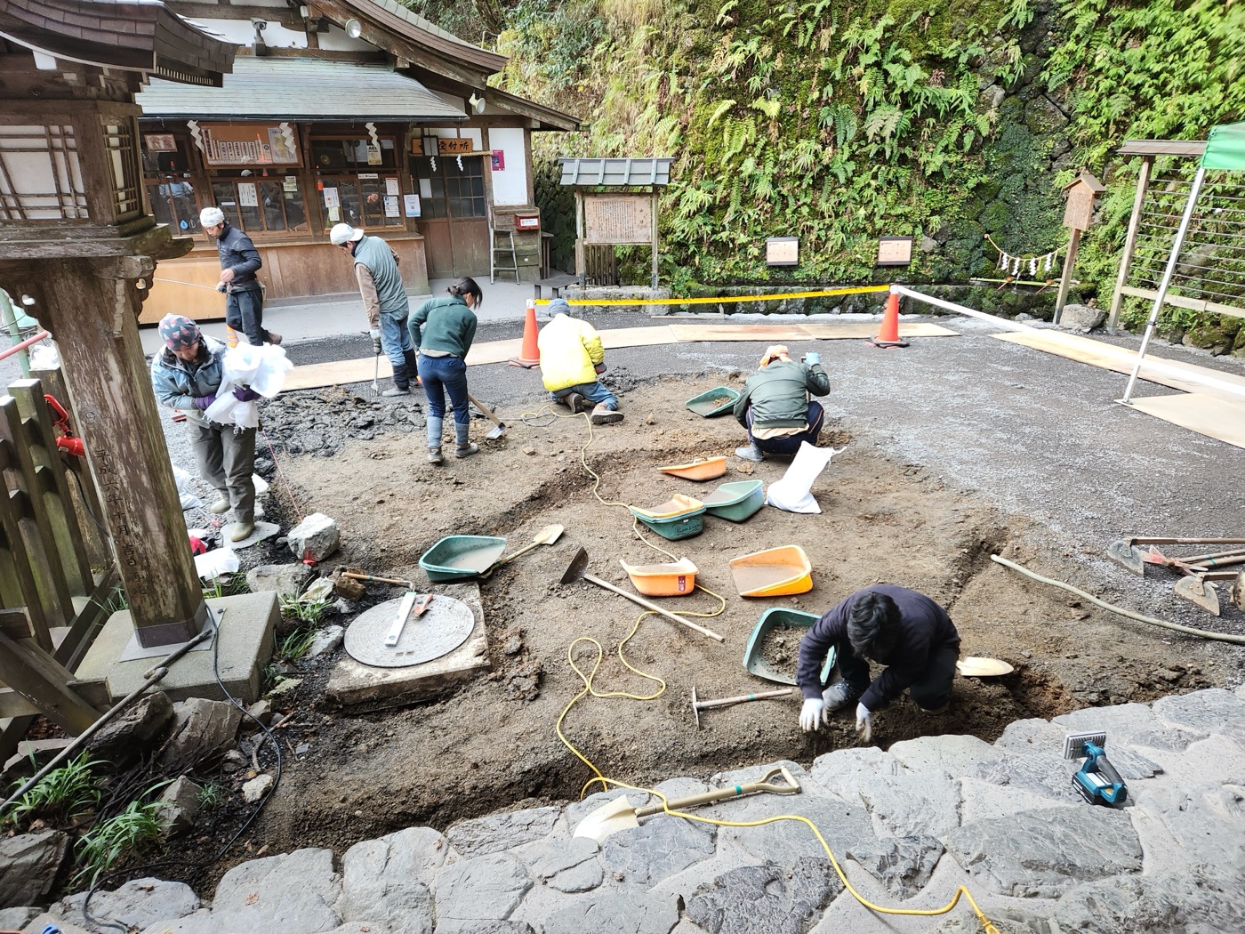 拝殿前の施工の様子、路盤の掘削（2023年12月）。