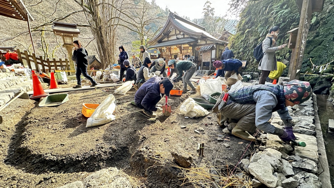 拝殿前で大勢が土を掘る施工の様子（2023年12月）。