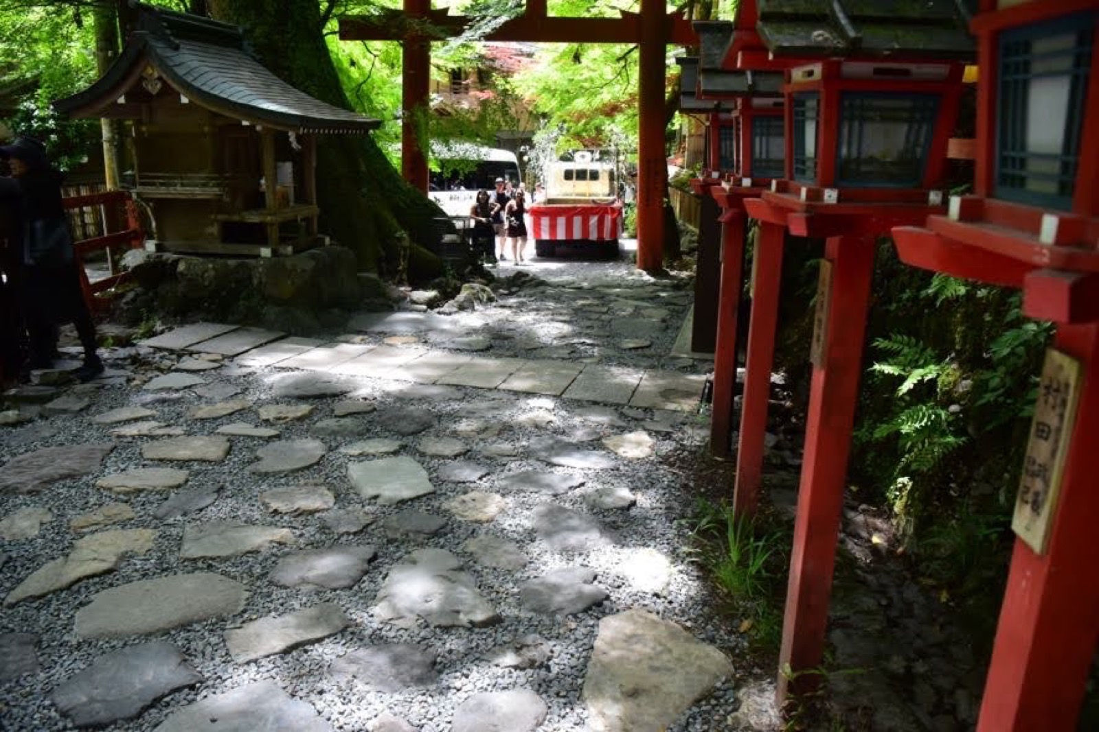 施工後：浸透型石畳に整った本宮・二の鳥居の参道（2026年3月）。
