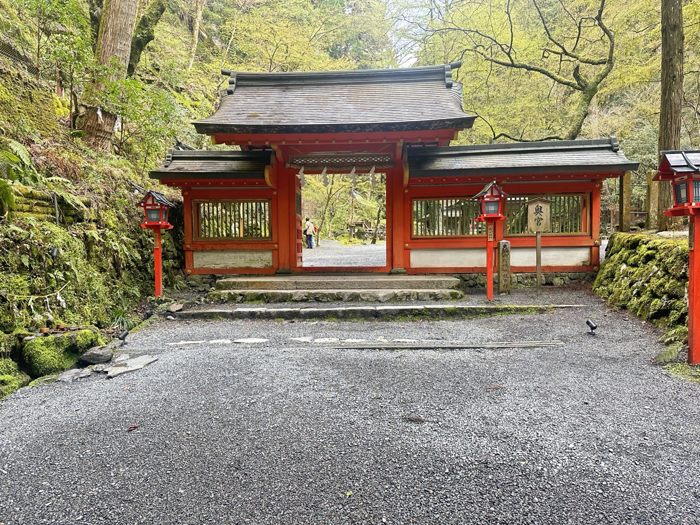 施工前、奥宮正門前の砂利敷き参道（2025年4月）。