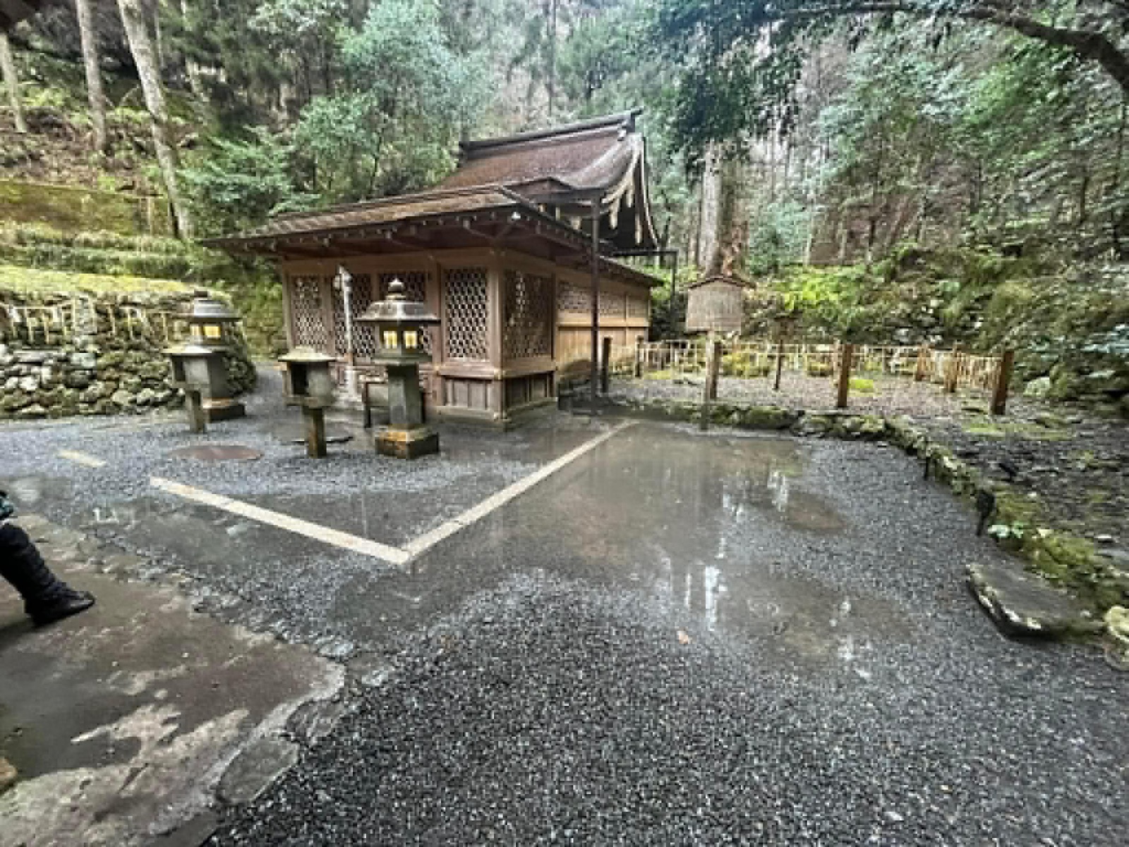 施工前：奥宮の本殿まわり（2026年6月）。