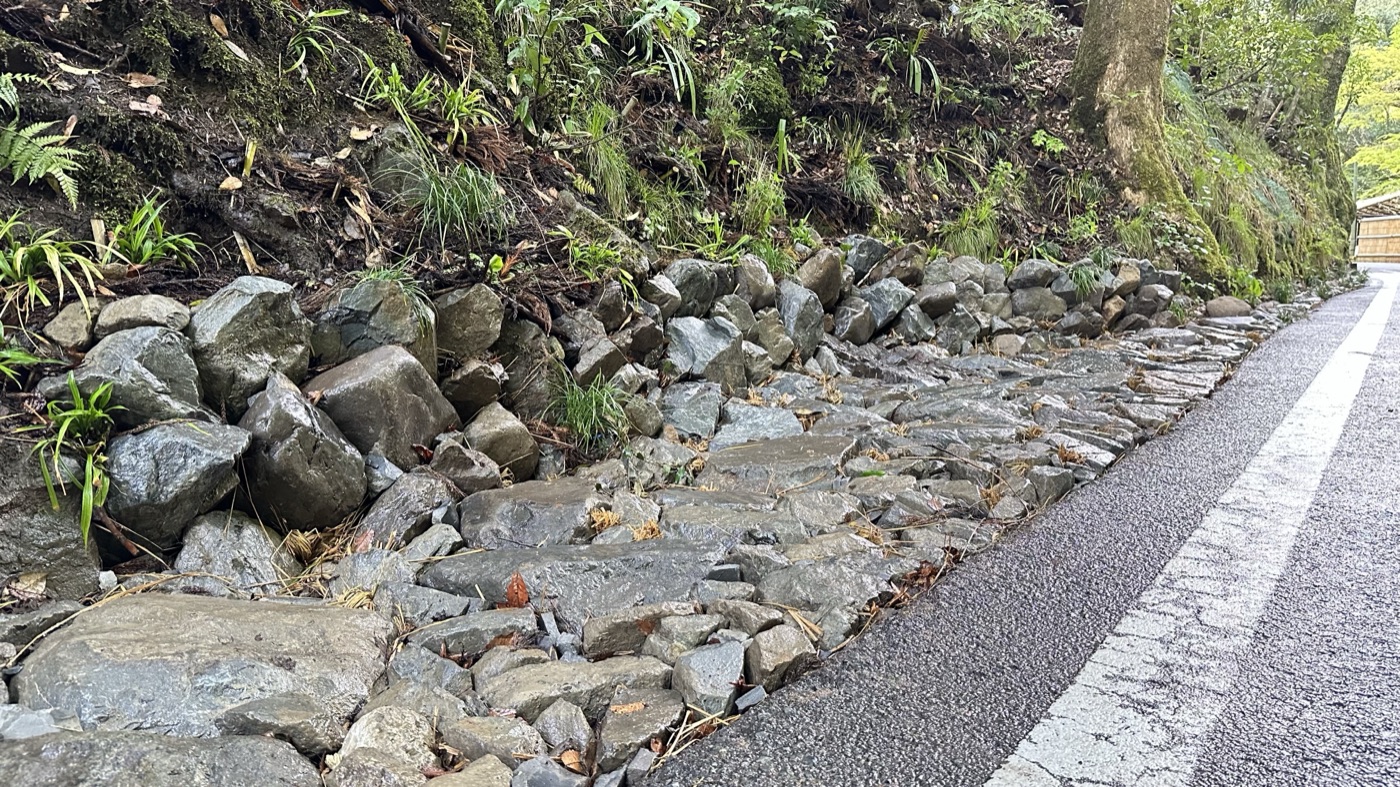 施工後、石積みで整えた道路横斜面（2023年4月）。