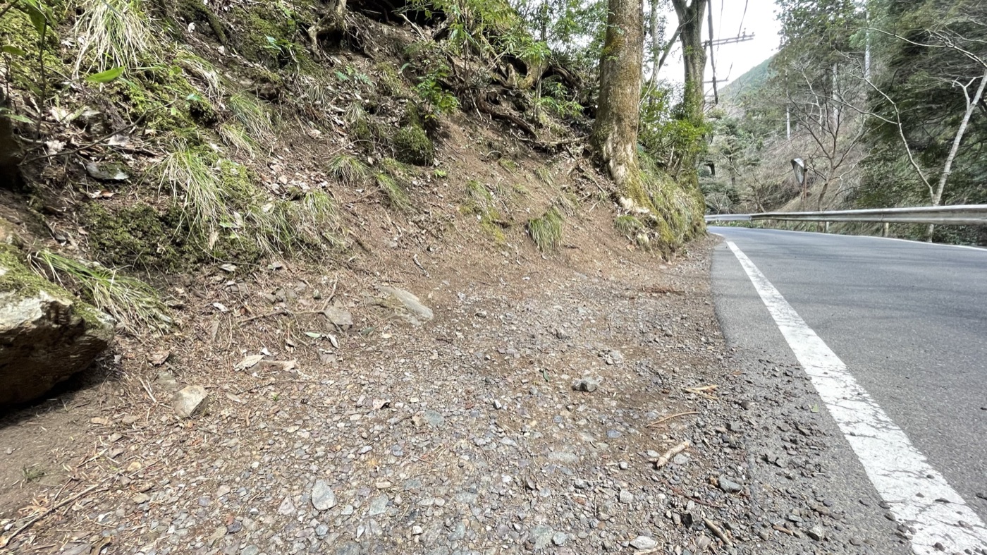 施工前、崩れた道路横斜面（2023年）。